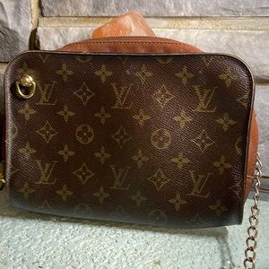 AUTHENTIC LV CROSS BODY ZIPPER CLOSE WHERE YOU SEE IT